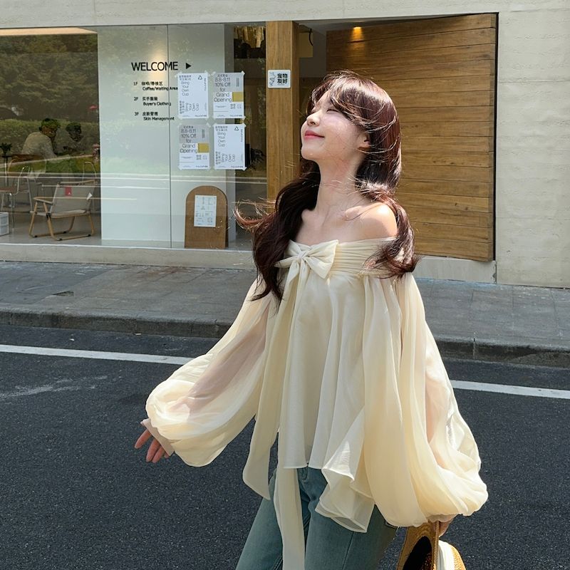 Off Shoulder Top - เสื้อเชิ้ตแขนพองสไตล์ฝรั่งเศสสำหรับผู้หญิง ต้นฤดูใบไม้ร่วง ดีไซน์โบว์ไม่สมมาตร ดีไซน์โดดเด่น สวยสง่า หวานละมุน