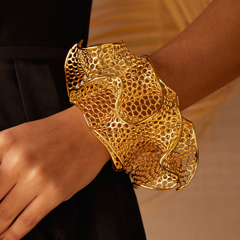 Women'S Fashion Website - IVOG กำไลข้อมือสีทองดีไซน์กลีบดอกไม้สำหรับผู้หญิง กำไลแบบกลวง เครื่องประดับแฟชั่น ของขวัญส่วนบุคคล เว็บไซต์ทางการ