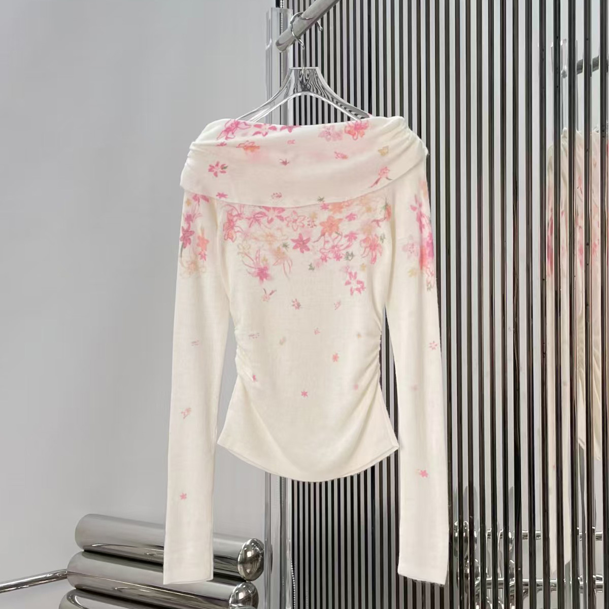 Off Shoulder Top - เสื้อสเวตเตอร์แขนยาวคุณภาพสูงสำหรับผู้หญิง ลายดอกไม้ จับจีบด้านข้าง ทรงเข้ารูป ชายโค้ง รุ่นสั้น